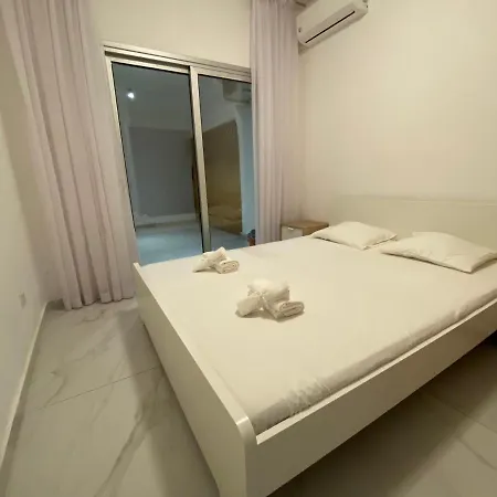Tourist Area Center, Modern Ground Flat, With Pool, Patio, 200m From Beach Limassol